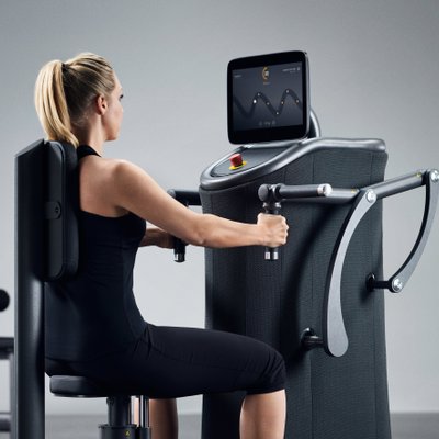 Frau trainiert mit EGYM