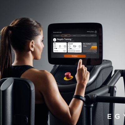 Frau trainiert mit EGYM