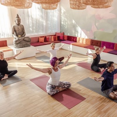 Yoga im Fitnessstudio von Quest