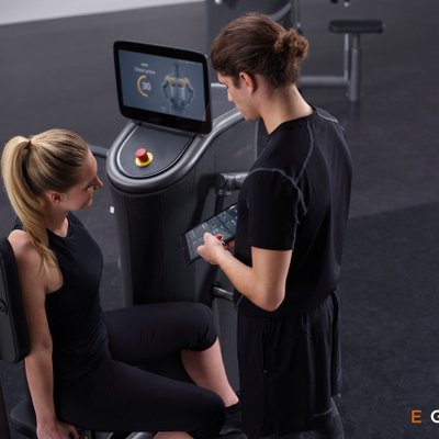 Frau trainiert mit EGYM