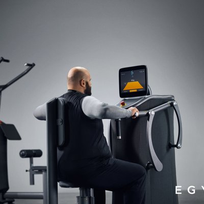 Mann trainiert mit EGYM