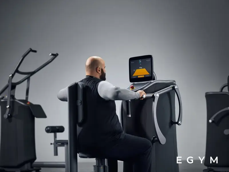 Mann trainiert mit EGYM