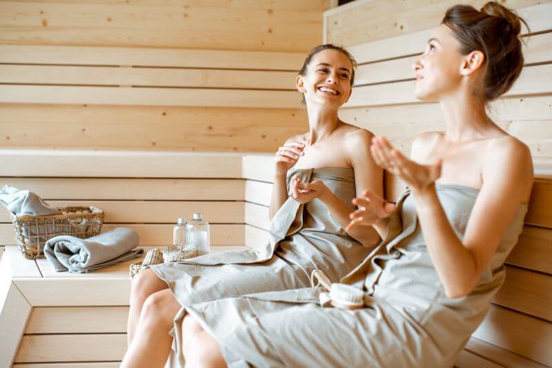 Frauen entspannen sich in der Sauna