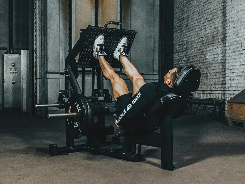 Mann trainiert auf gym80-Gerät