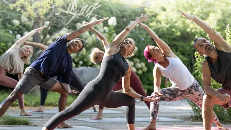 Frauen machen Yoga in der Quest Oase